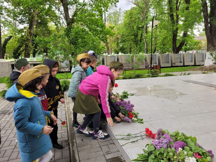 Возложение цветов к памятнику воинам ВОВ учащимися 2-В кл.